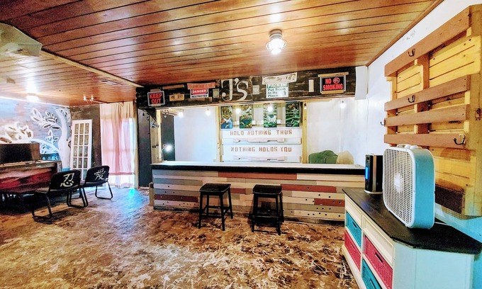 Tropic Apartamento | Rustic private apt. "bar" @ Eau Gallie Downtown & 5 minutes to Melbourne Beach.