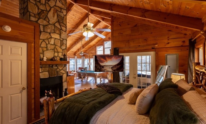 Sautee Nacoochee Cabina | Rustic Private Couples Cabin 1 BR Hot Tub, Pet Friendly, 6 mi. to Helen, WiFi