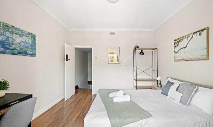 Glebe Casa | Rustic Queen Room in Glebe - Next to USYD - Shared Bathroom