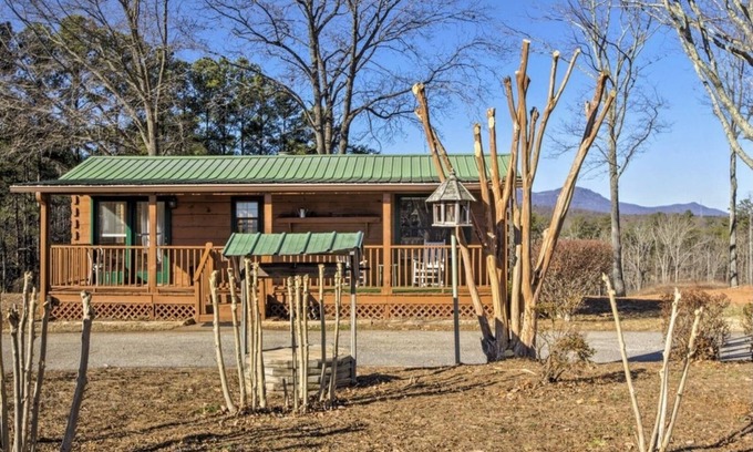 Landrum Cabina | Rustic Refuge- Cabin with Mountain Views see also VRBO #3942030 on Mount Carmel