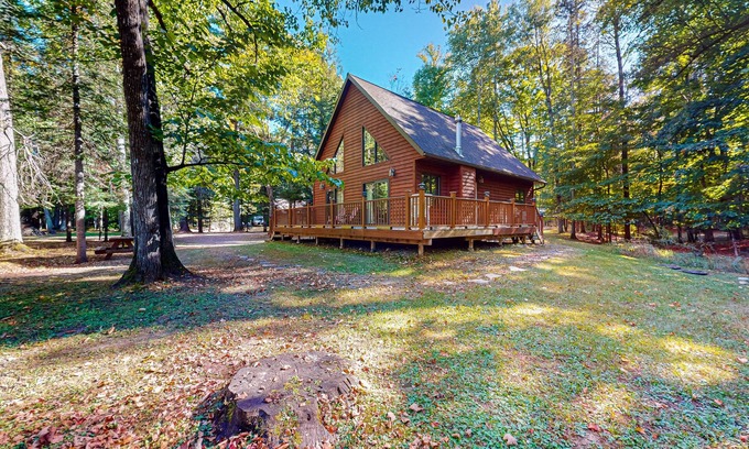 Mercer Cabina | Rustic resort cabin with lake views, deck & access to docks, canoe, paddle boats