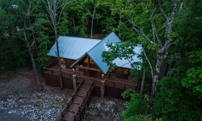 Hochatown Cabina | 2 Bedroom LUXE cabin mins from area attractions, hot tub and more!