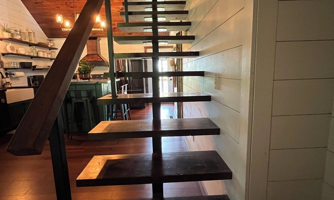 Cassville Otro | Rustic Retreat: Country Charm Cabin Welcomes Large Families and Furry Friends!