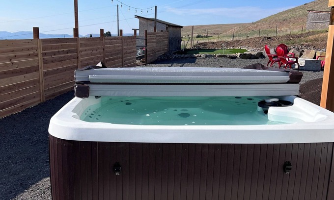 Ellensburg Casa | Rustic retreat for the whole family! HOT TUB, game room. SLEEPS 16+ Valley VIEWS