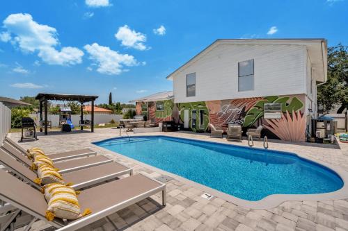 Tampa Casa | Rustic Retreat~Heated Pool~Hot Tub~3 Kings~Playset~Firepit~14 Bed