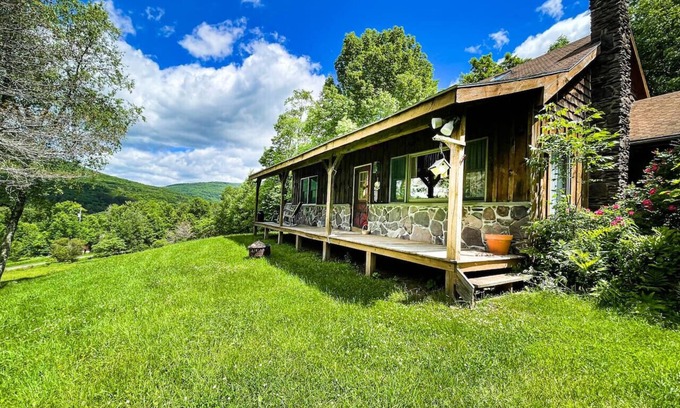 Denver Cabina | Rustic Retreat | Hike, Explore Charming Towns & Unwind