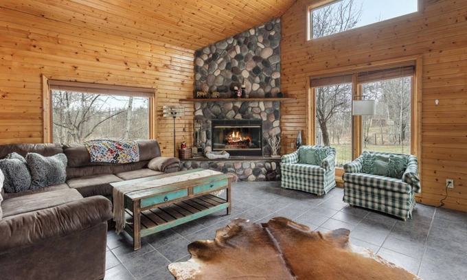 Detroit Lakes Cabina | Rustic Retreat near Shops/Bars/Eats/Beach