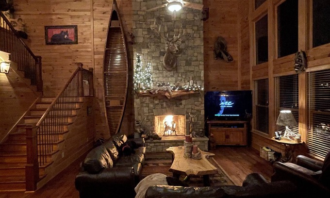 Gainesville Casa | Rustic Retreat on Lake Lanier. 10 Minutes from Gainesville, Georgia.
