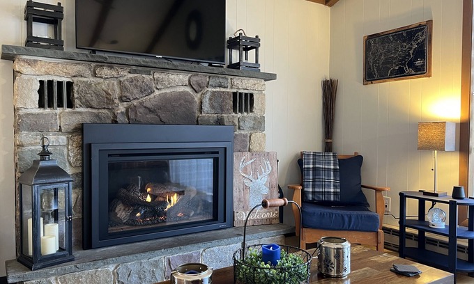Pocono Lake Casa | Rustic Retreat –Seasonal Lake Views – Arrowhead Lake - Plaid Cabin