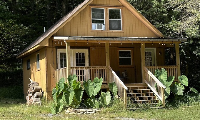 Deep Gap Cabina | Rustic Retreat: Scenic A-frame Farmhouse