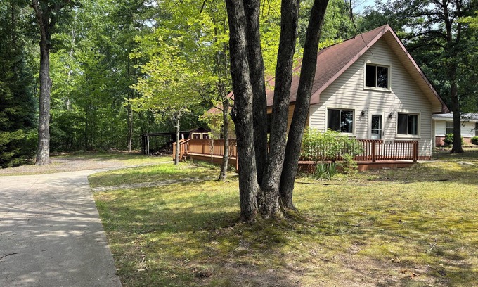 Houghton Lake Cabina | Rustic Retreat- This cabin in the woods is the perfect getaway!