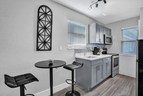 Poinciana Park Apartamento | Rustic Retreats Cozy 1BR For 4 Guests Minutes From Las Olas