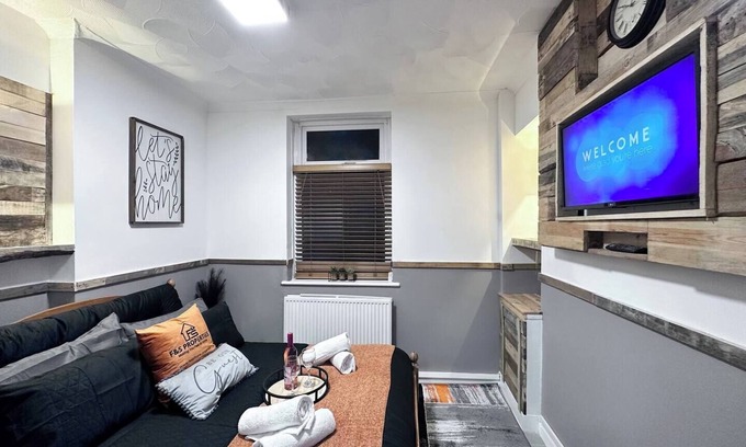 Rhondda Cynon Taff Apartamento | Rustic Rhondda Retreat w/ Hot Tub & Sauna - Ystrad