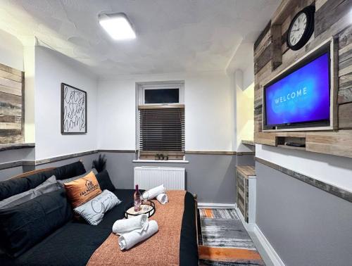 Pentre Apartamento | Rustic Rhondda Retreat W Hot Tub & Sauna - Ystrad