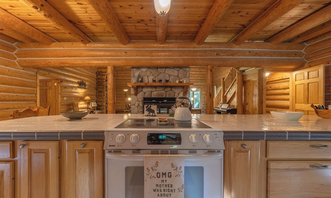 Saugatuck Cabina | Rustic Ridge - Large Log Cabin, Great outdoor space, hot tub, trails
