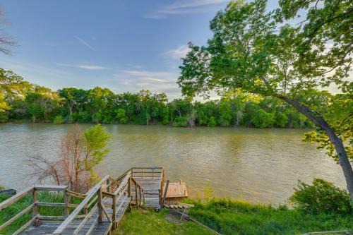 Waco Apartamento | Rustic River Cabin with Dock and Covered Deck!