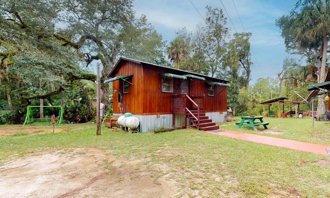 Bronson Cabina | Rustic riverfront cabin with views, firepit, grill, canoe, kitchen, & W/D