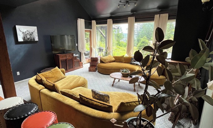 Saanich Casa | Rustic Romantic Quiet Private Colorful- Surrounded Cedar trees - Sleeps 8