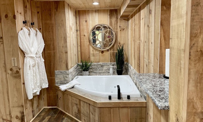 Lexington Cabaña | Rustic Romantic Ridgeview Cottage at Autumn Ridge