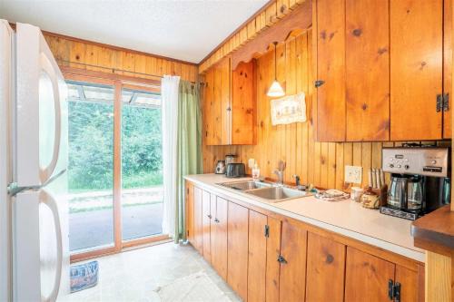 Custer Casa | Rustic Roost Log Cabin
