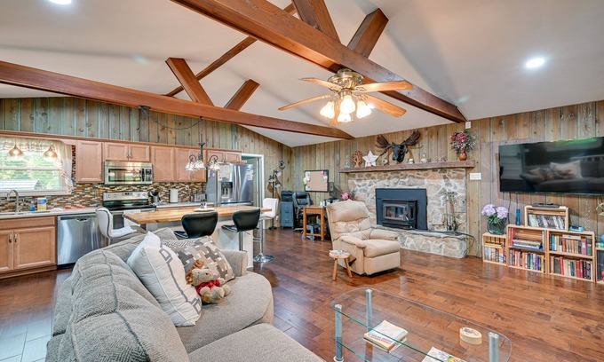 Russell Springs Casa | Rustic Russell Springs Home Near Marina & Lake!
