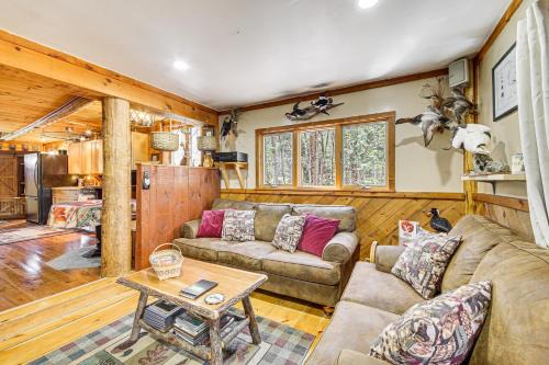 Searsport Casa | Rustic Searsport Cabin Loft and Sunroom on 10 Acres