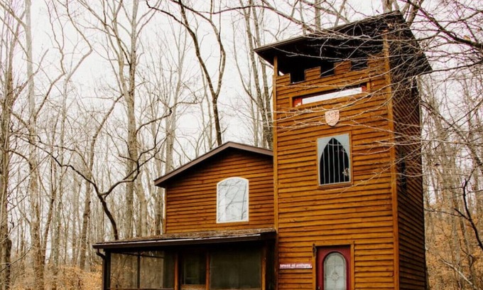 Taswell Casa | Rustic & Secluded 2 BR "Castle" Cabin In The Woods