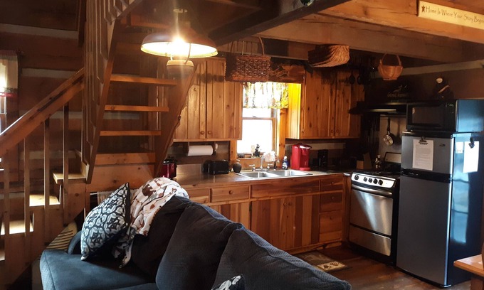 Warrensville Cabina | Rustic, Secluded Cabin-Walk to River-Hot tub-Close to Downtown West Jefferson
