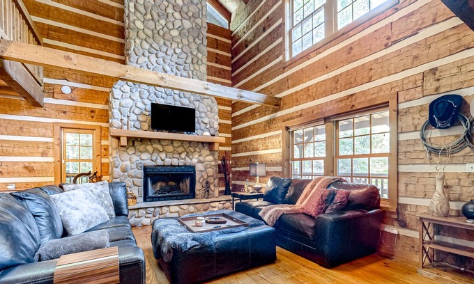 Seymour Cabina | Rustic secluded cabin with fireplace, deck, firepit, grill, mtn views - dogs OK