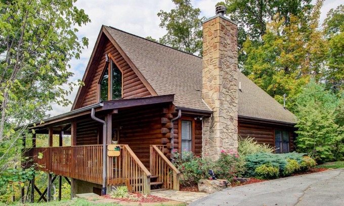 Sevierville Casa | Rustic Sevierville Cabin with Covered Porch!