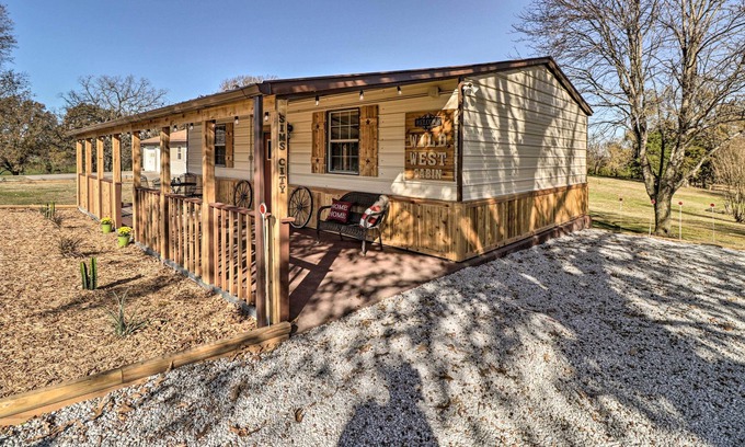 Harrison Apartamento | Rustic ‘Sims City’ Studio Cabin w/ Home Theater!