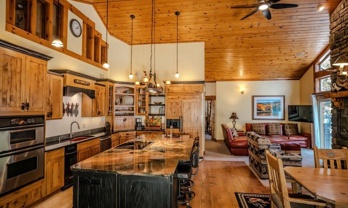 Donnelly Cabina | Rustic Themed Cabin with Starlink. Walk/Snowmobile to lake from house. Ice Fish