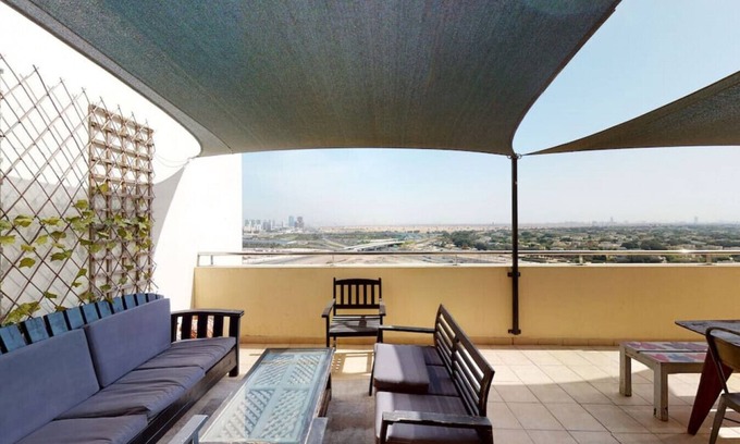 Motor City Apartamento | Rustic Three Bedroom in Motor City