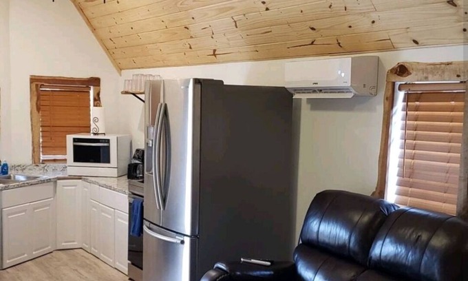 Tulsa Cabina | Rustic Tiny Cabin with private hot tub 7mins from downtown