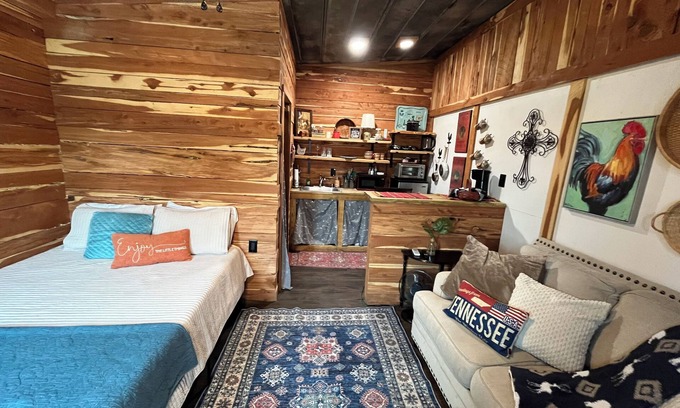 Readyville Casa | Rustic Tiny Guesthouse Farm Stay
