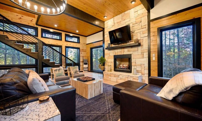 Hochatown Cabina | Rustic Treehouse High-End w/ Beautiful Views, Balcony, Hot Tub!