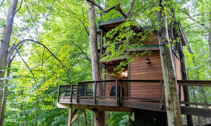 Logan Casa | Rustic Treehouse Oasis in Hocking Hills -Adventure Awaits