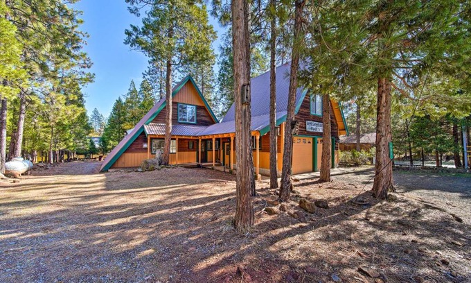Trinity Center Casa | Rustic Trinity Center Cabin with Deck Near Fishing!