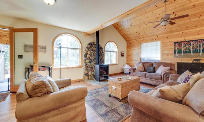 Truckee Casa | Rustic Truckee Cabin Retreat with Community Pool!