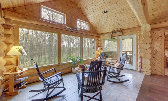 Tustin Cabina | Lavish Tustin Cabin en 7 Acres w / Fire Pit & Porch!