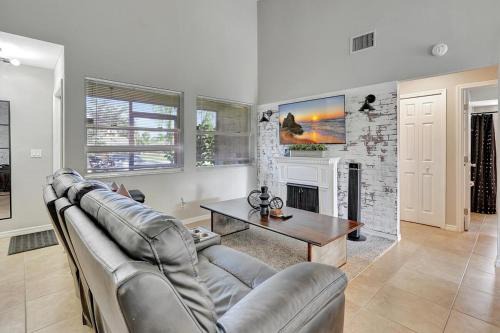 Fort Myers Apartamento | Rustic Urban Escape Serene Home near the Beach
