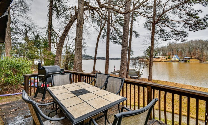 Valley Cabaña | Rustic Valley Cottage w/ Swim Dock on Lake Harding