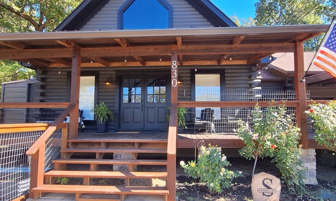 Denver Casa | Rustic Valley/ TN River-Kentucky Lake Retreat. Main house and Cottage !