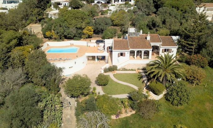 Praia da Luz Cabaña | Villa rústica con piscina, bien ubicada y con vistas al mar.