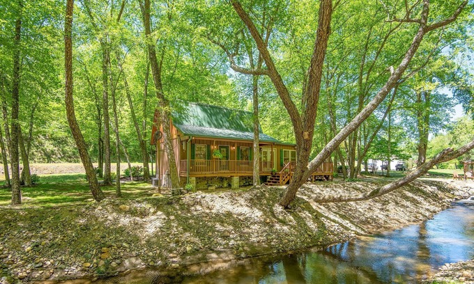 Millers Creek Cabina | Rustic Waterfront cabin HOT TUB
