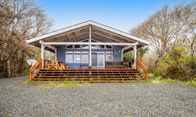 Rockaway Beach Cabina | ¡Lodge rústico en el bosque frente al mar con impresionantes vistas al lago desde el patio!