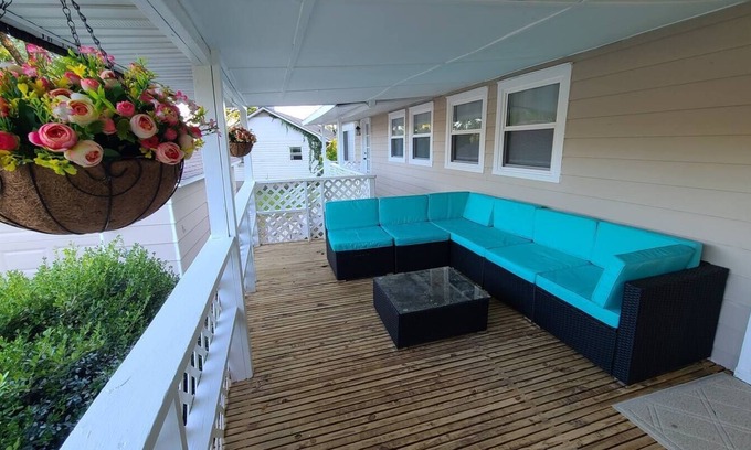 Oak Ridge Casa | Rustic with Modern Touches 2 Bedroom 1 Bath Duplex