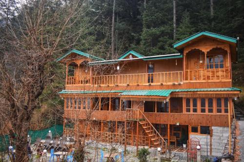 Banjar Cama Y Desayuno | Rustic wood house - A village home stay in Jibhi Valley