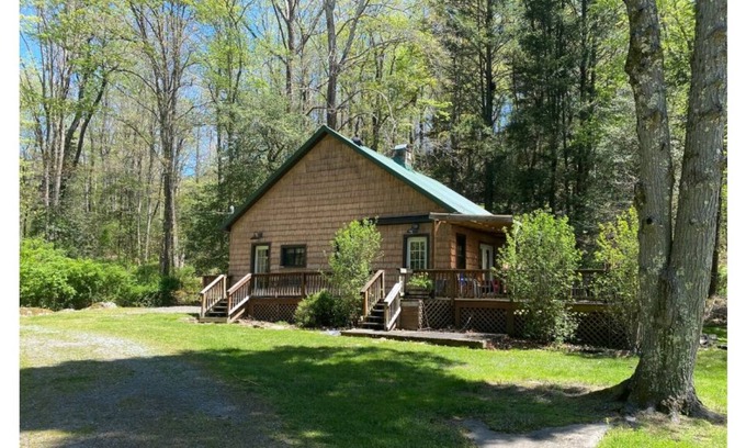 Fayetteville Casa | Rustic, yet modern Cabin Escape