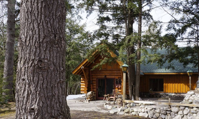 Maple City Cabina | RUSTIC YET REFINED LOG HOME